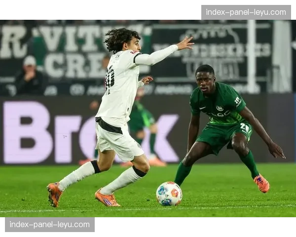 半场战报：门兴格拉德巴赫1-1沃尔夫斯堡，双方攻势如潮