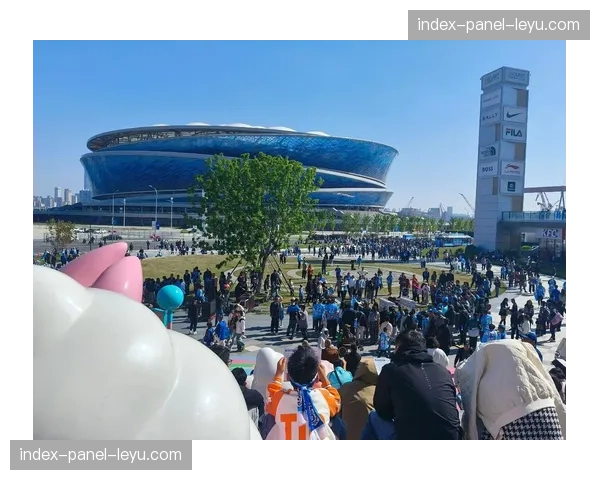 大连英博主场梭鱼湾球场完成草皮维护，排水系统升级以应对五月雨季边路传球流畅度